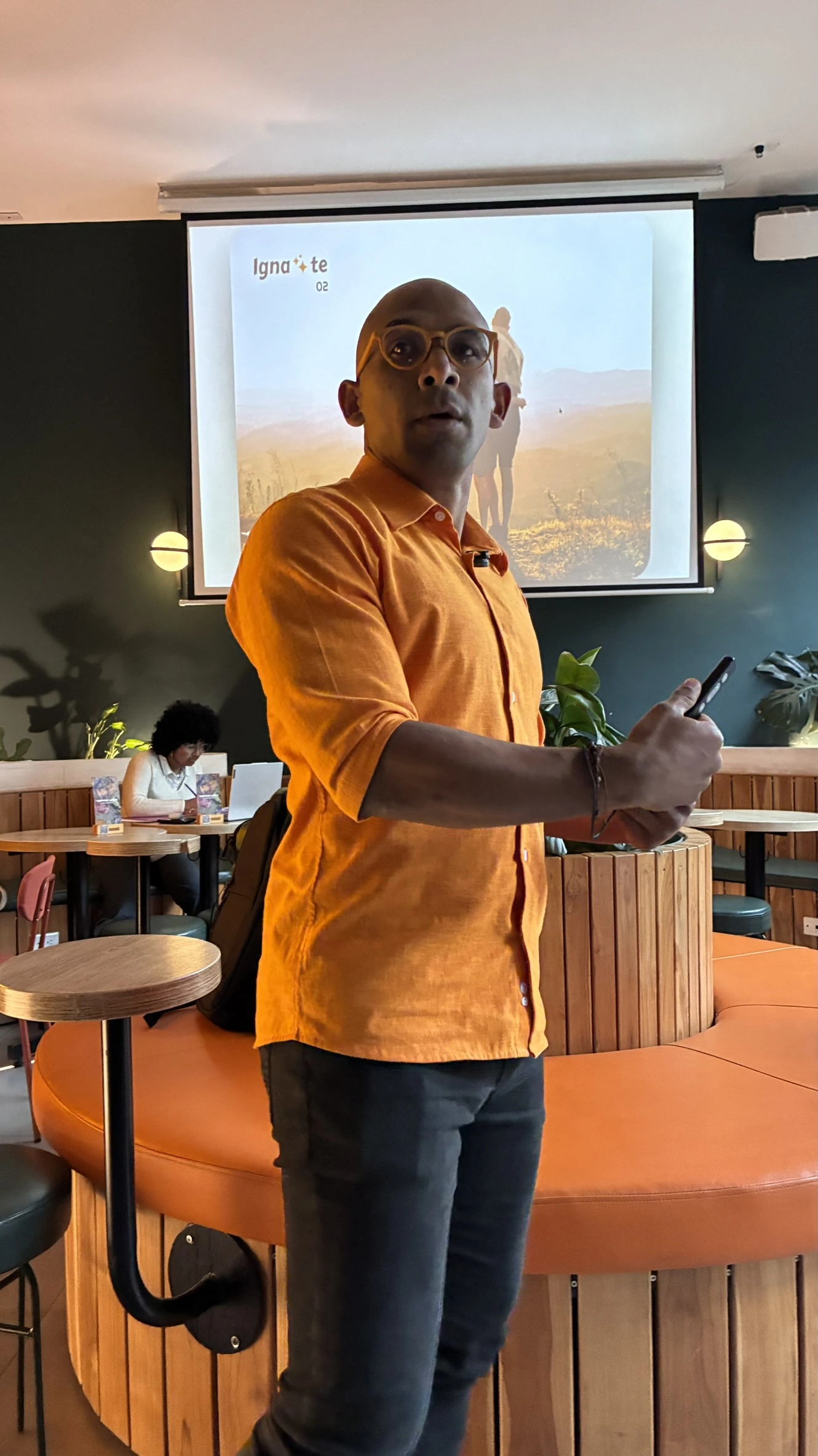 Participantes durante la charla de Cómo conquistar personas en Ignia